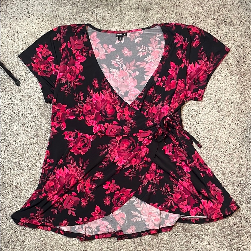 Torrid Surplus Top Blouse Black & Red Floral Wrap Tir‎ Front Plus Size 3